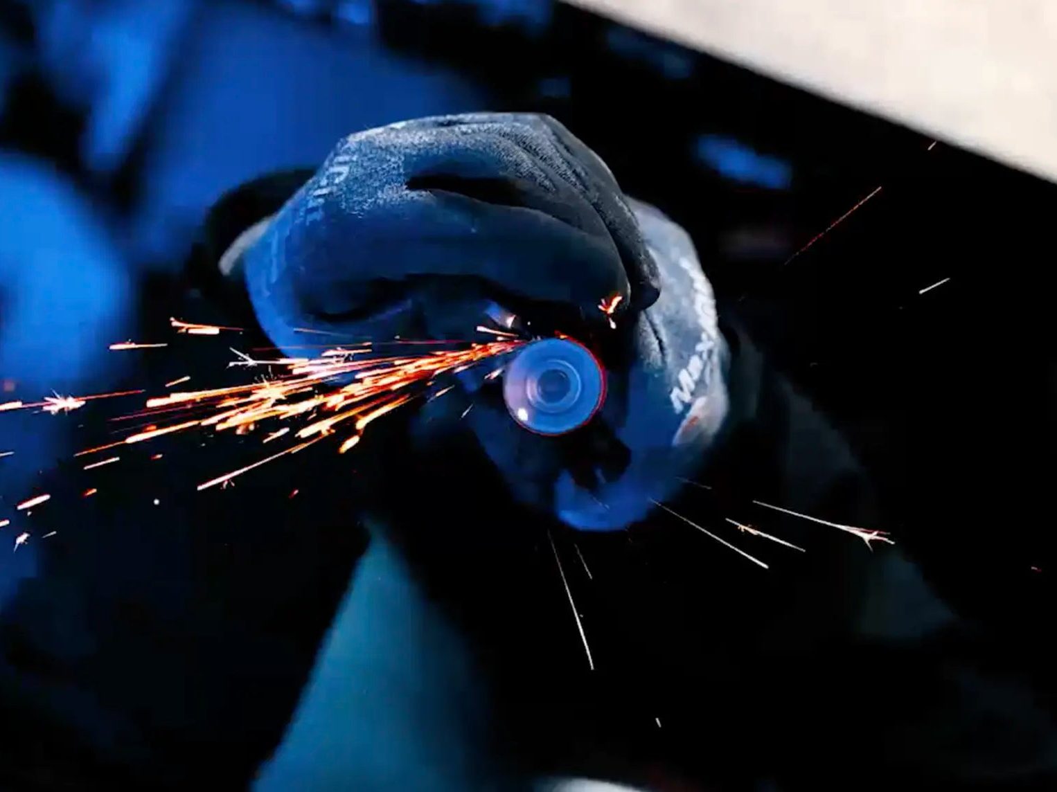 Bearbeitung eines Bauteils in der Werkstatt, Funkenflug an der Maschine